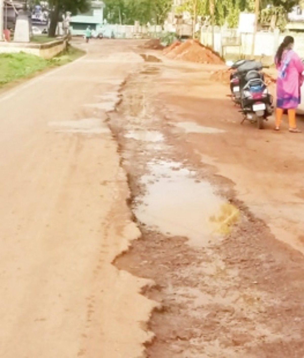 Sanguem locals raise concern over condition  of main road from Dando to police station