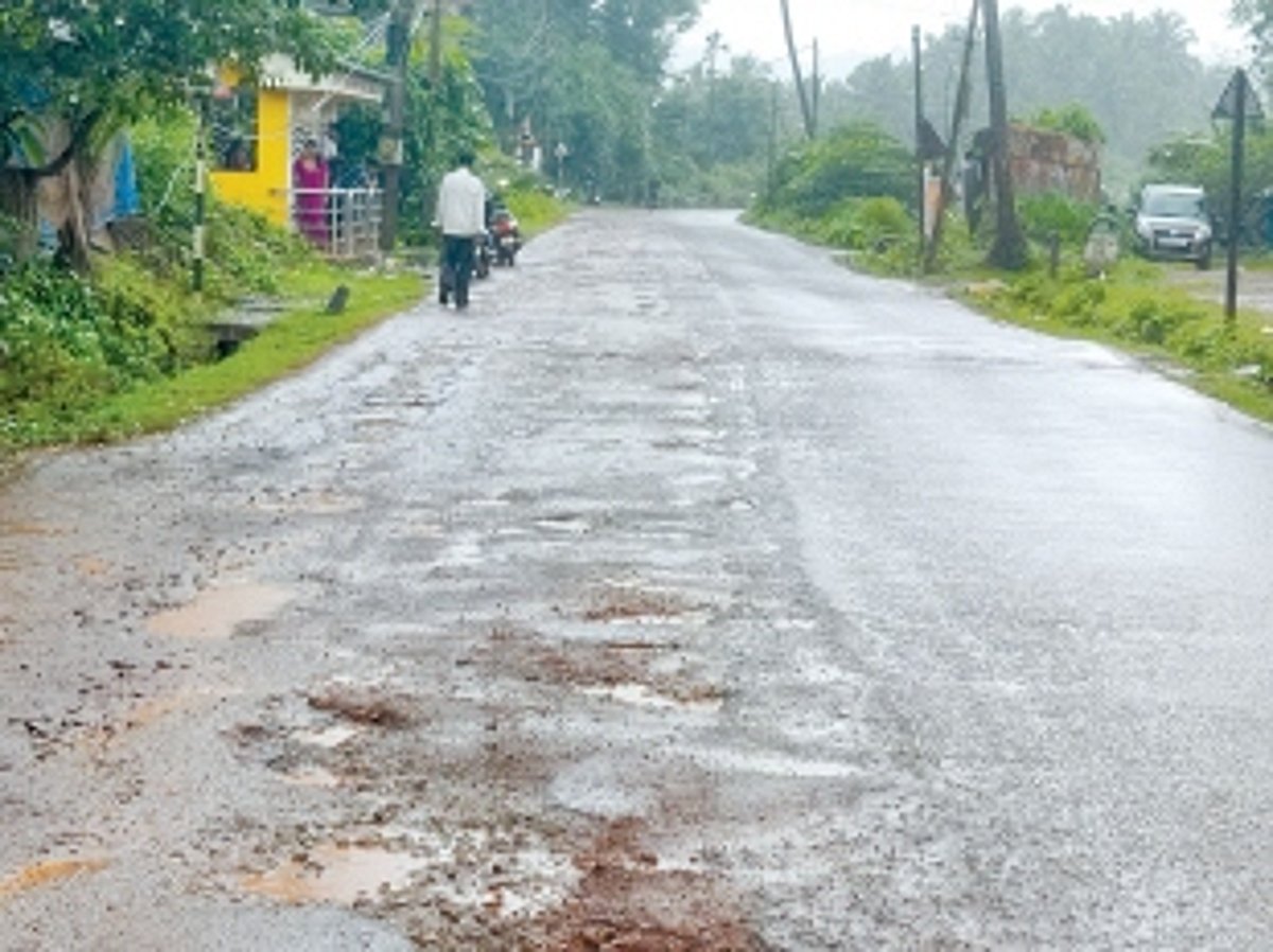 Sanguem locals threaten agitation if potholed, accident-prone road isn’t fixed within six days