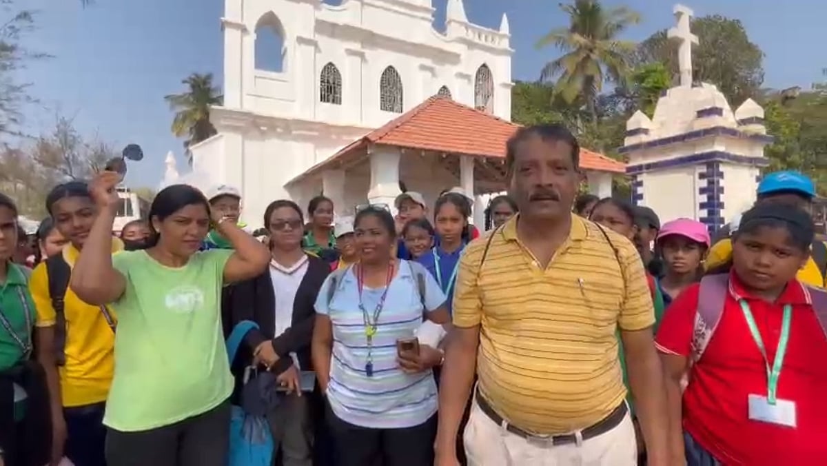 Sant Jacinto Island – Students explore tunnel in the hill top chapel