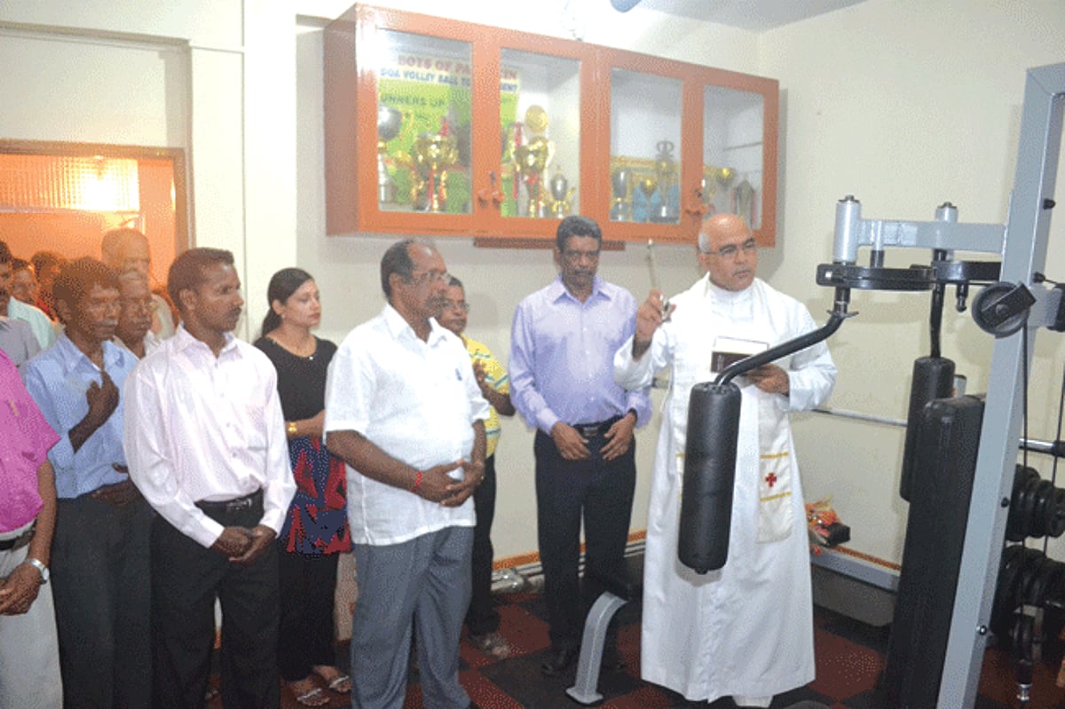 Santa Cruz Parish Priest Fr Alexandre Pereira blessing the Crown Club gymnasium in the presence of President Victor Gonsalves and other dignitaries.