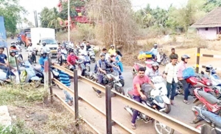 Sao Jose de Areal residents get furious with prolonged closure of Nessai railway crossing gate