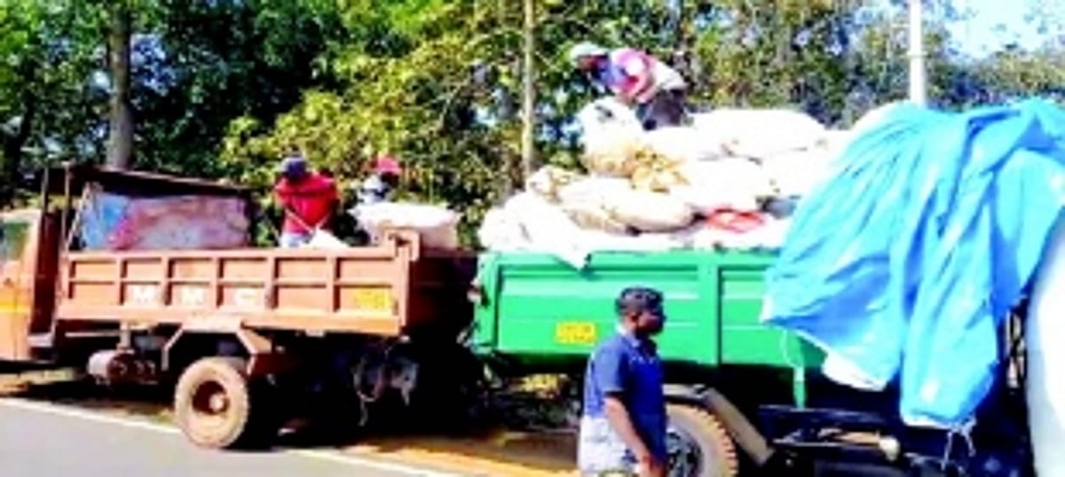 Sao Jose de Areal villagers halt overloaded MMC garbage truck