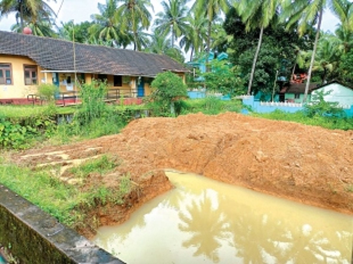 Sao Jose de Areal villagers oppose mobile tower planned in school campus