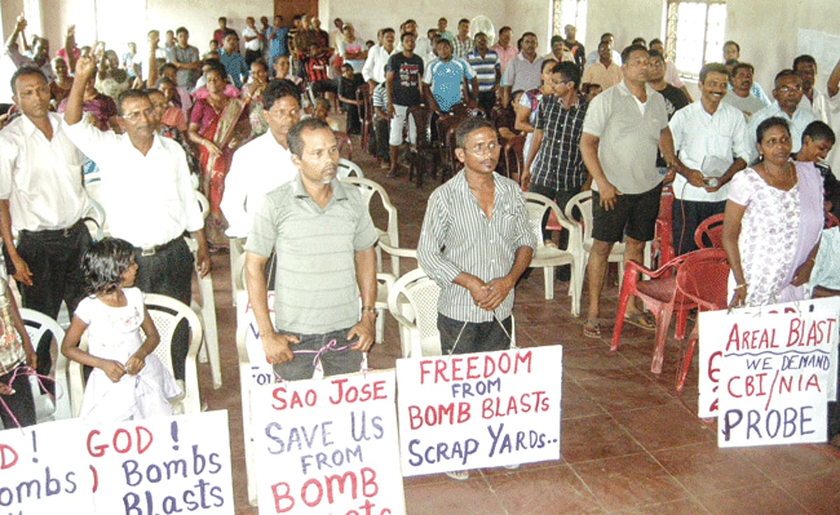 Sao Jose de Areal villagers with placards at the Sunday gram sabha.