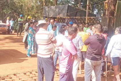 Sarmanas, Pilgao villagers erect
barricades to halt ore transport