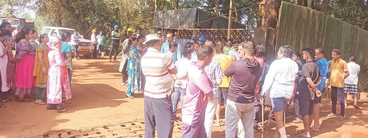Sarmanas, Pilgao villagers erect
barricades to halt ore transport