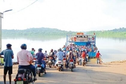 Sarmanas route commuters face hardship due to single ferry service