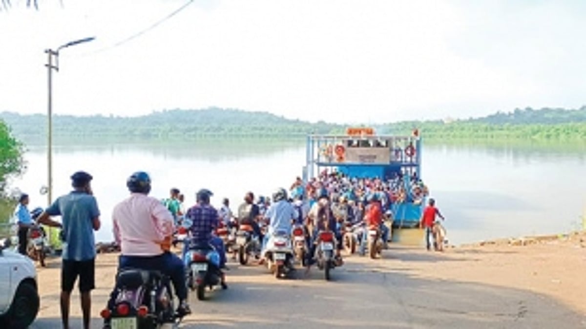 Sarmanas route commuters face hardship due to single ferry service