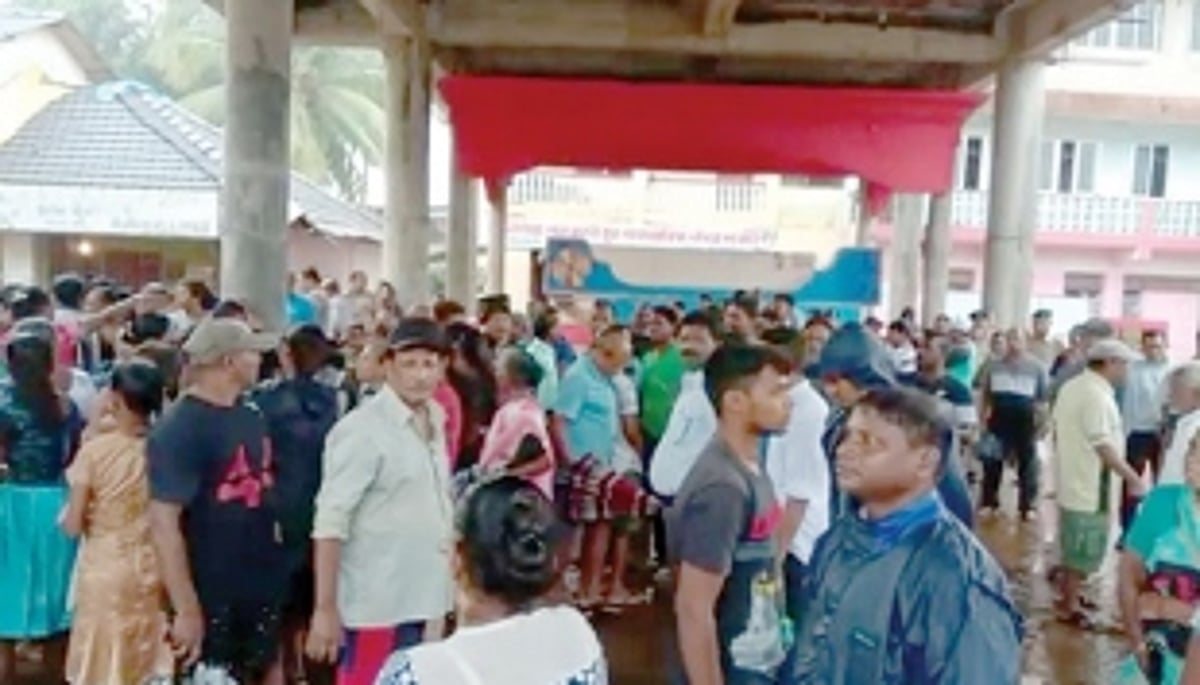 Sarpanch gheraoed  for cancelling meet on Shiroda CZMP