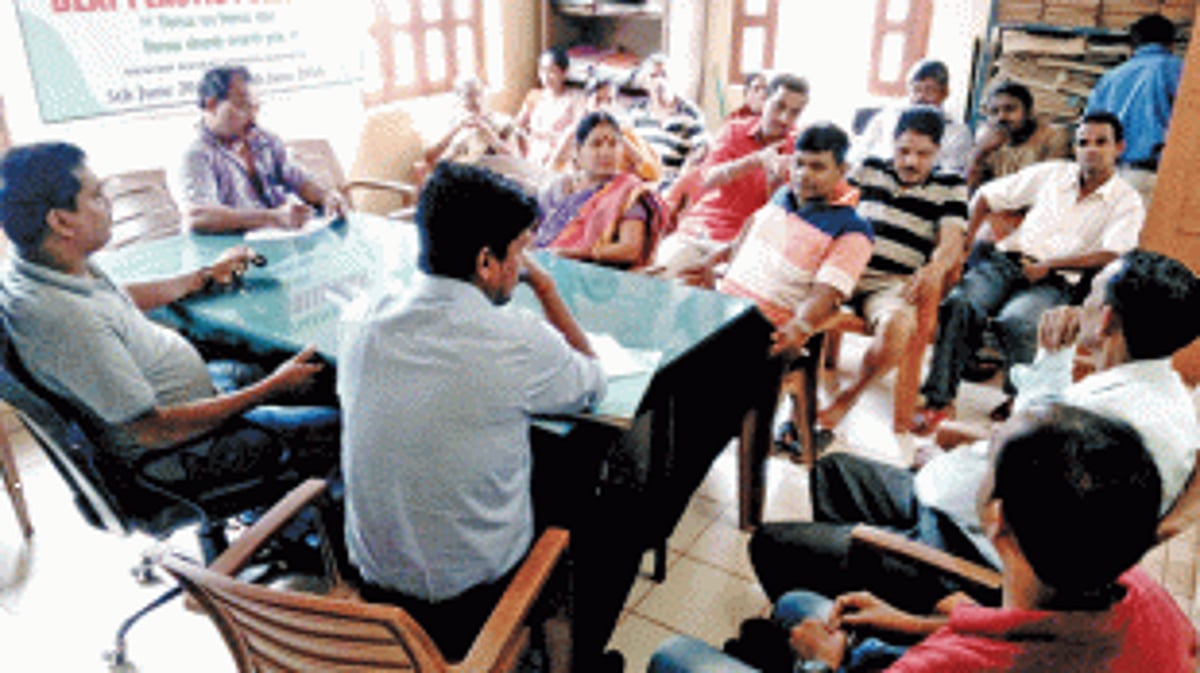 Savarde gram sabha calls  for repairing village roads