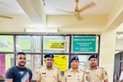 Sawantwadi native held  for mobile theft