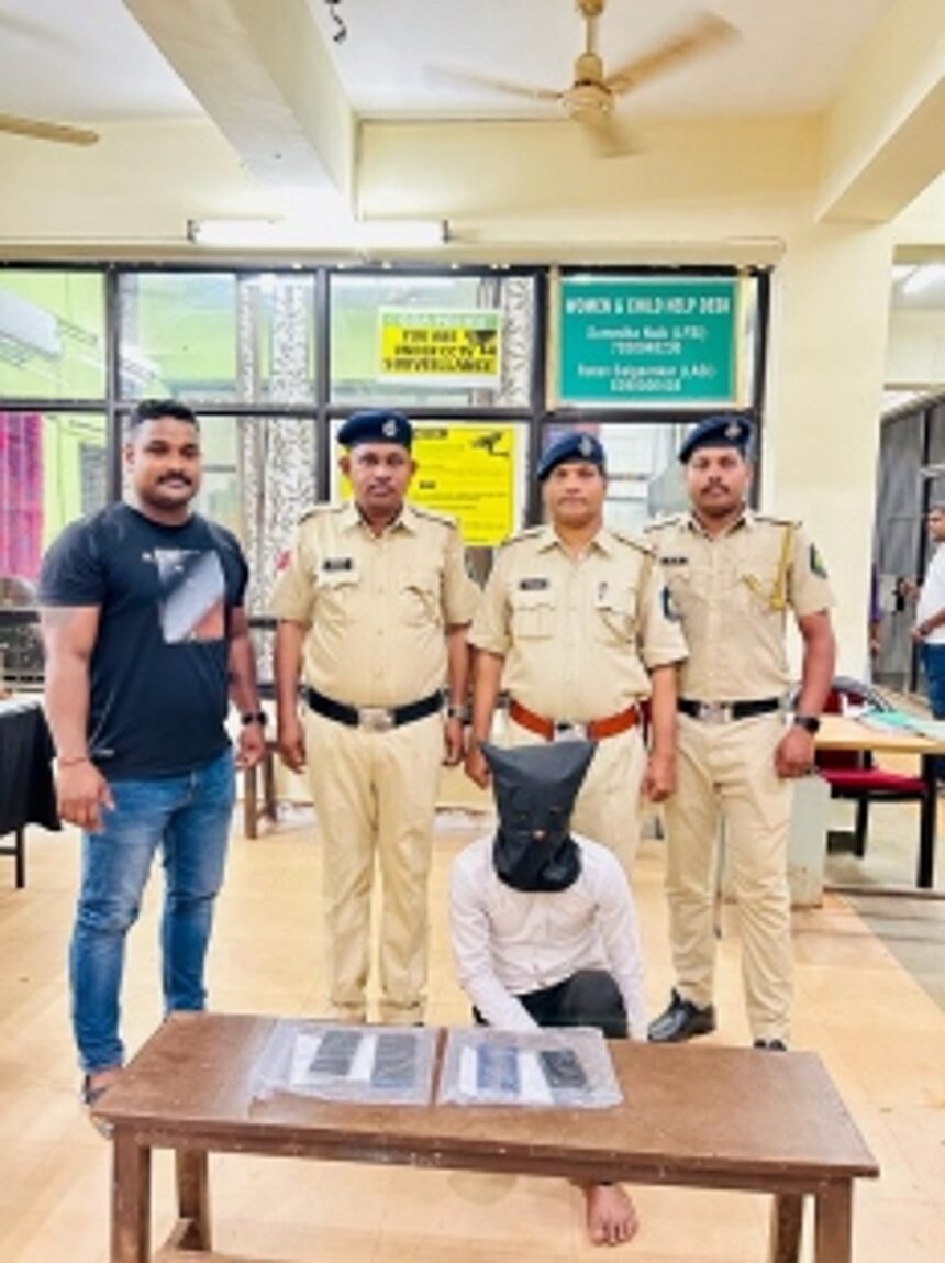 Sawantwadi native held  for mobile theft