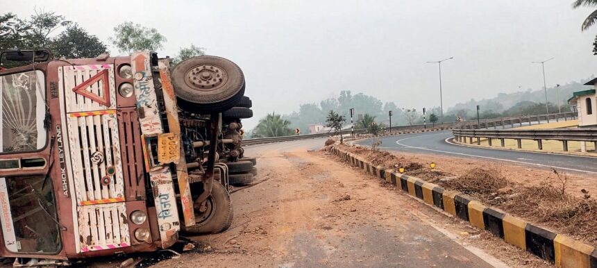 Scanner on road alignment as truck flips over at Dhavalim 1 Scanner on road alignment as truck flips over at Dhavalim