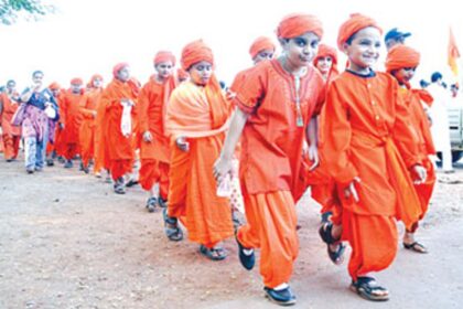 School students dressed as Swami Vivekananda