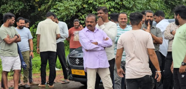 Taxi Drivers Protest Outside Manohar International Airport Over Parking Fee Hike; Police Deployed to Maintain Order 1 Screenshot 2025 09 29 135357