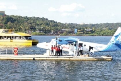 Second seaplane’s landing curiosity  at Panjim CoP leads to traffic jam
