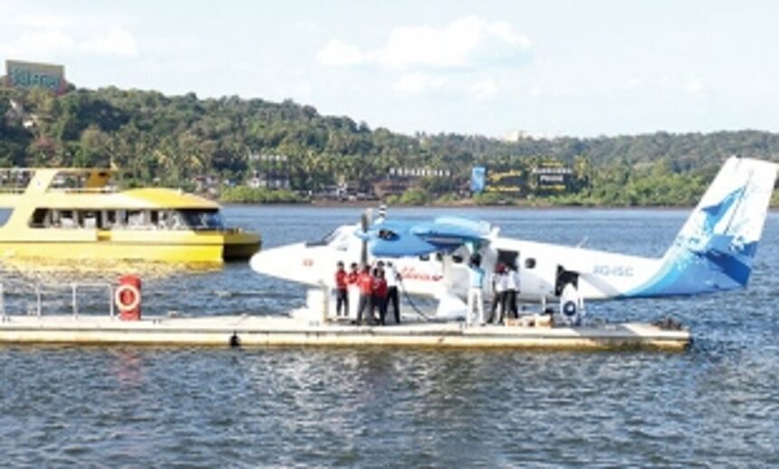 Second seaplane’s landing curiosity  at Panjim CoP leads to traffic jam