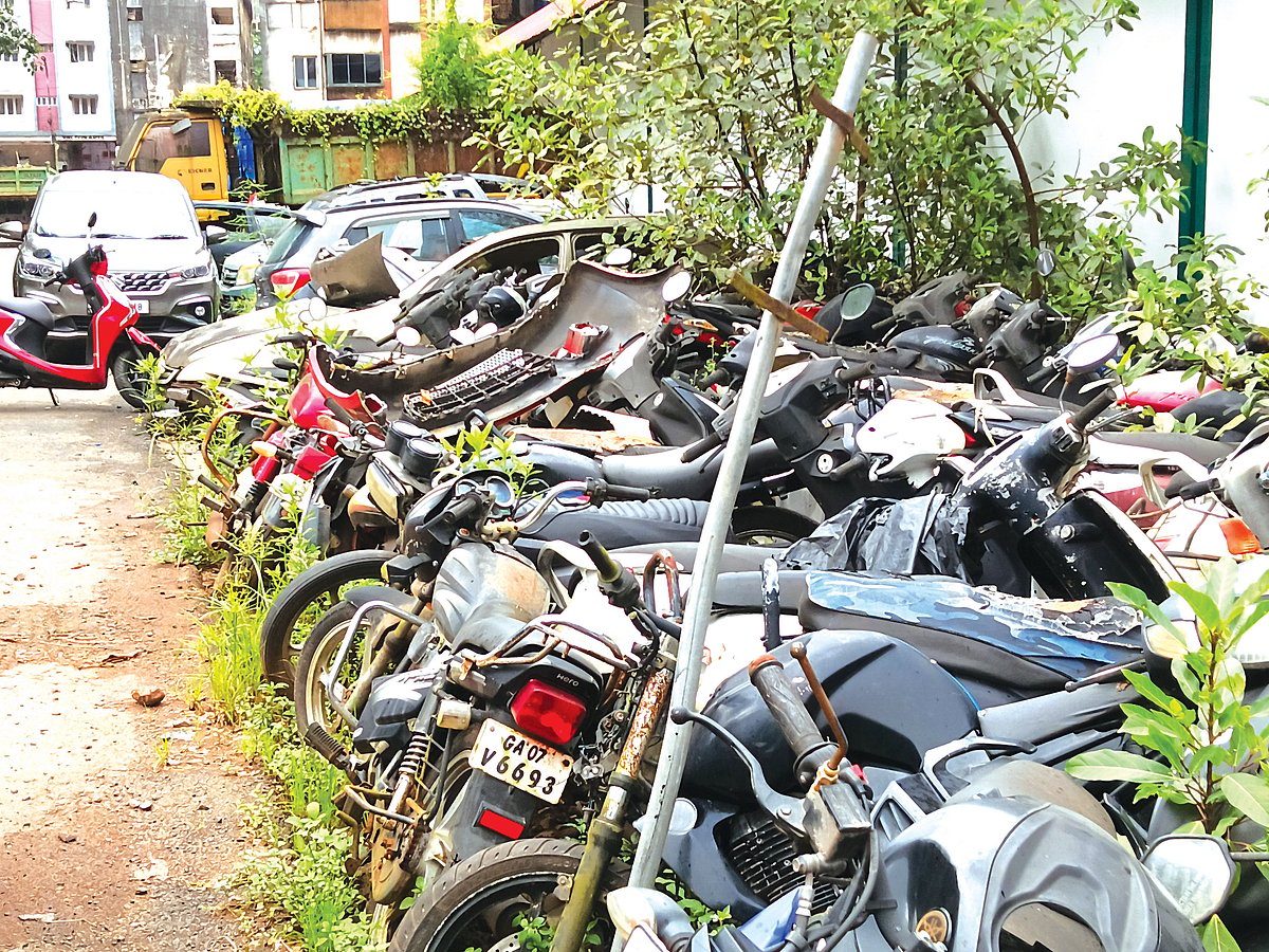 Seized vehicles, an eyesore near Panjim Police Station