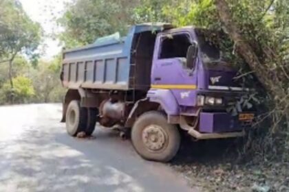 Self-Accident at Housing Board, Siolim; Loaded truck crashes into trees; No casualties reported