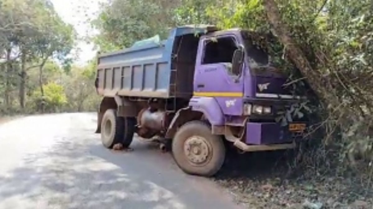 Self-Accident at Housing Board, Siolim; Loaded truck crashes into trees; No casualties reported