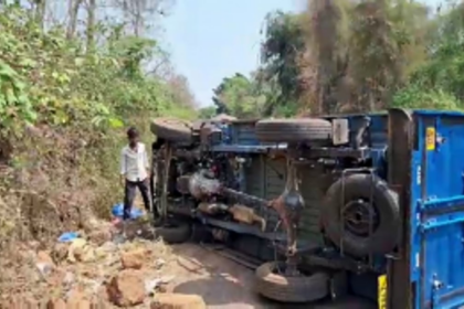 Self-accident near Carambolim; Goods carrier loses control and overturns