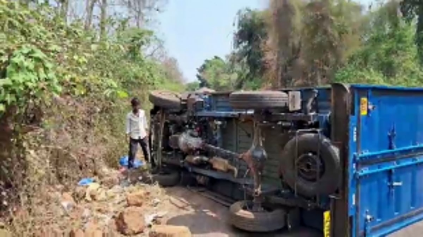Self-accident near Carambolim; Goods carrier loses control and overturns