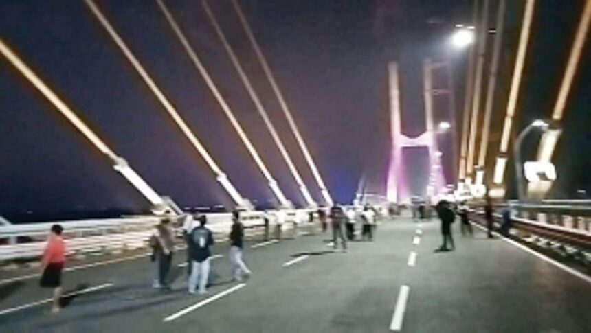 Selfie takers chilled on new bridge as commuters snarled on the old