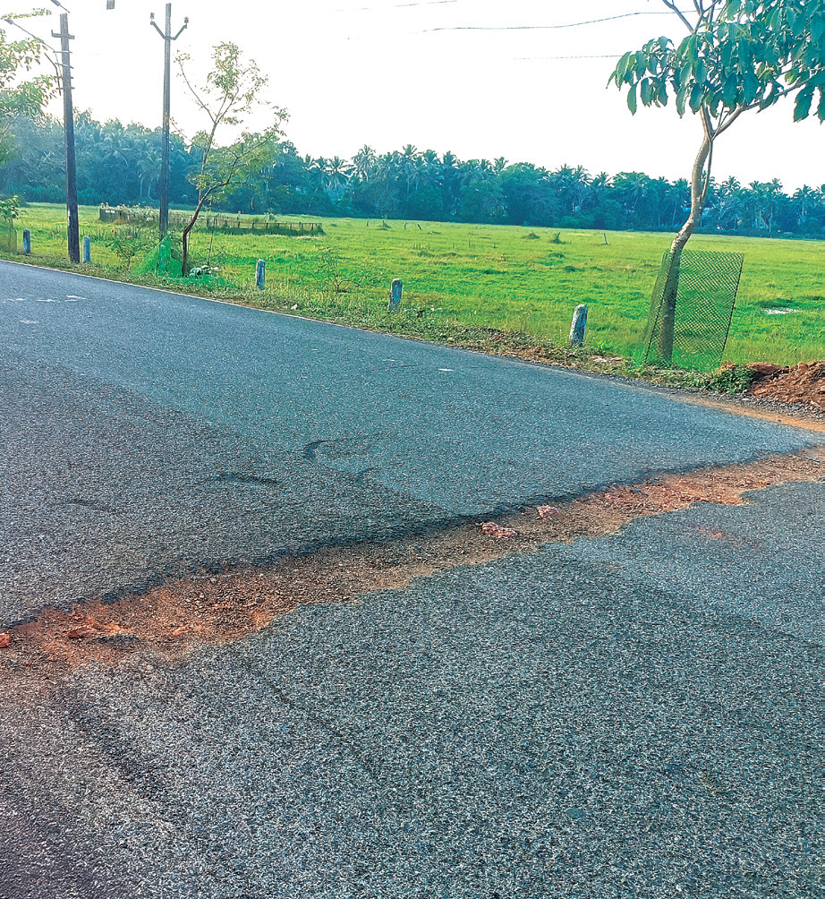 Seraulim-Betalbatim road needs immediate attention