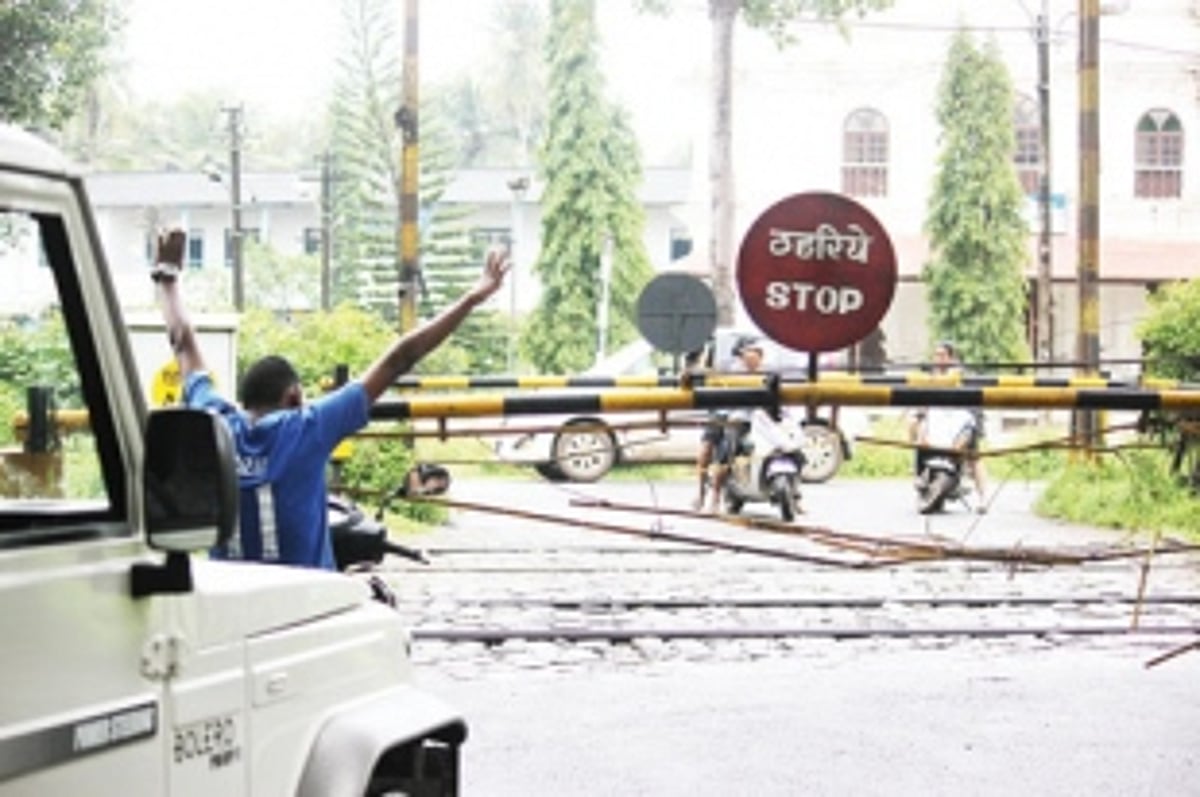 Seraulim  railway Crossing  puts people’s life  in slow gear