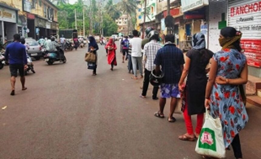 Serpentine queues at grocery shops across Bicholim 1 Serpentine queues at grocery shops across Bicholim