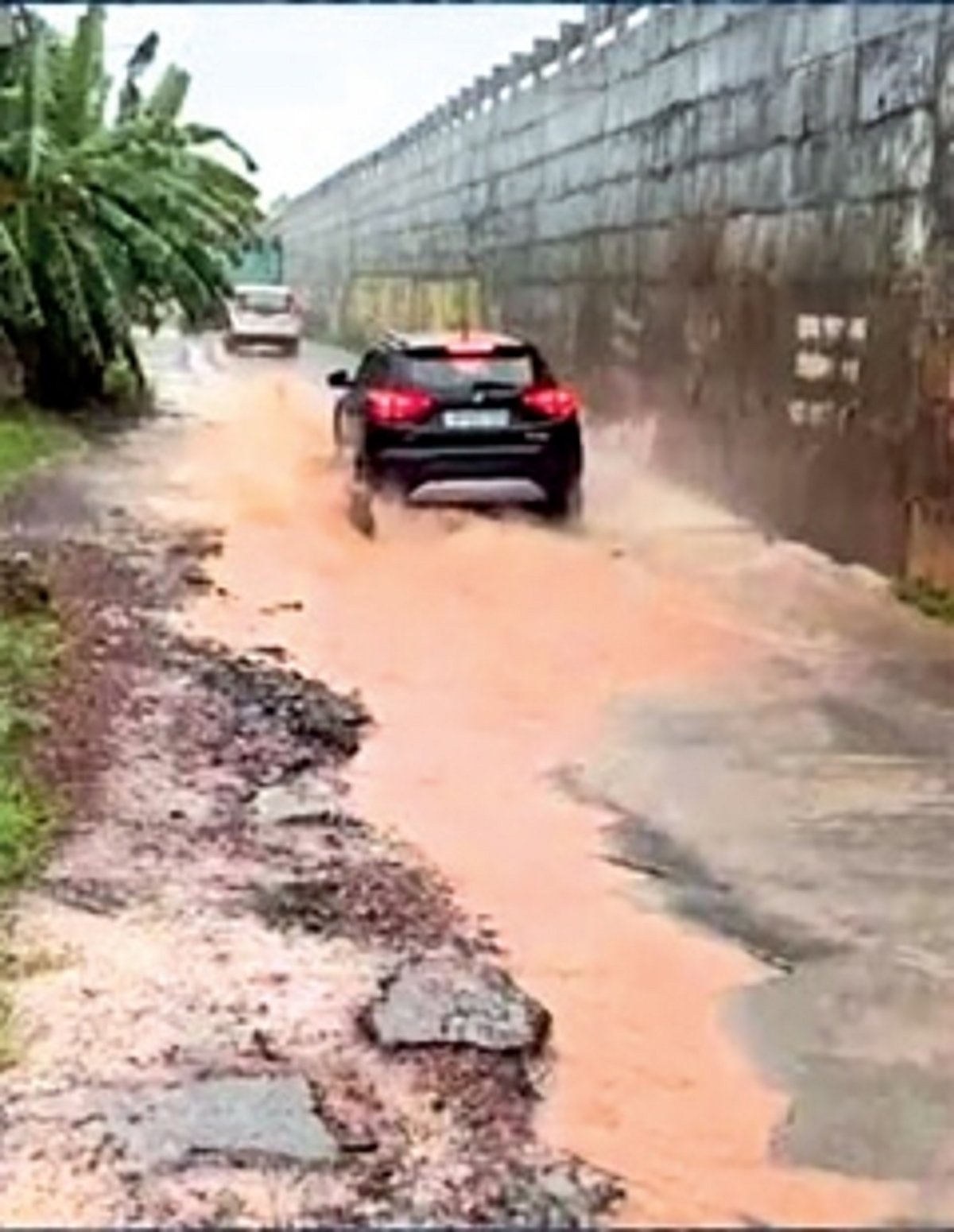 Service road goes for  a toss in Guirim