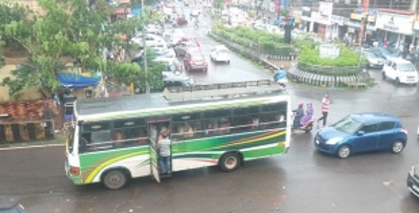 Several unauthorised stops by buses cause traffic chaos in Ponda city