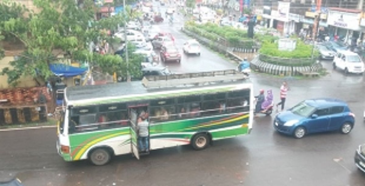 Several unauthorised stops by buses  cause traffic chaos in Ponda city