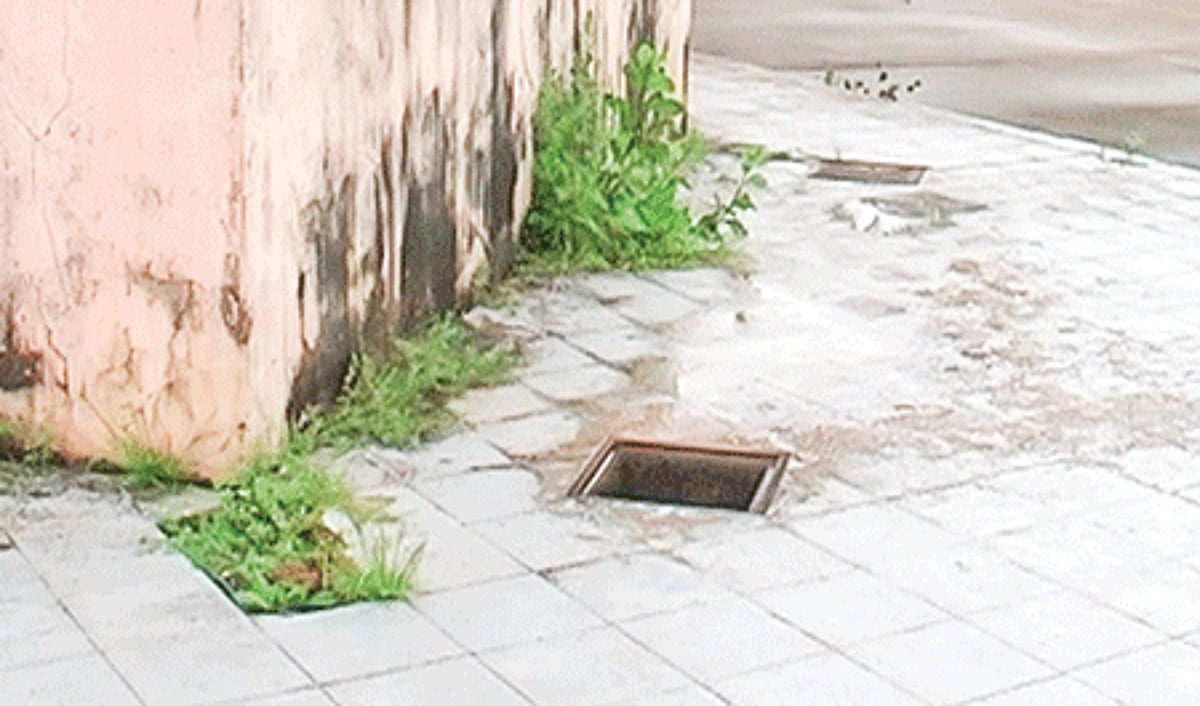 Sewage chambers found open at the Cuncolim bus stand raising stink in the vicinity
