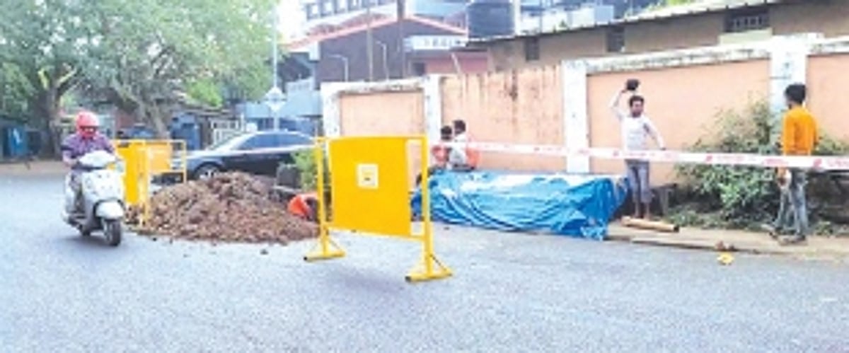 Sewage contractor digs up freshly hotmixed road, gets flowers from sarky Margao locals