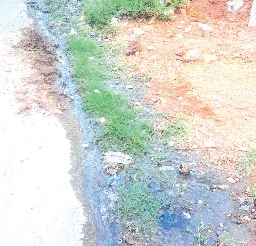 Sewage leak leaves Pajifond’s Junta Quarters stinking 1 Sewage leak leaves Pajifond’s Junta Quarters stinking