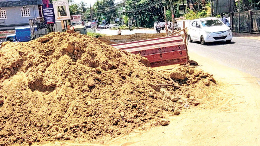 Sewerage pit on Colva-Margao road: An accident waiting to happen