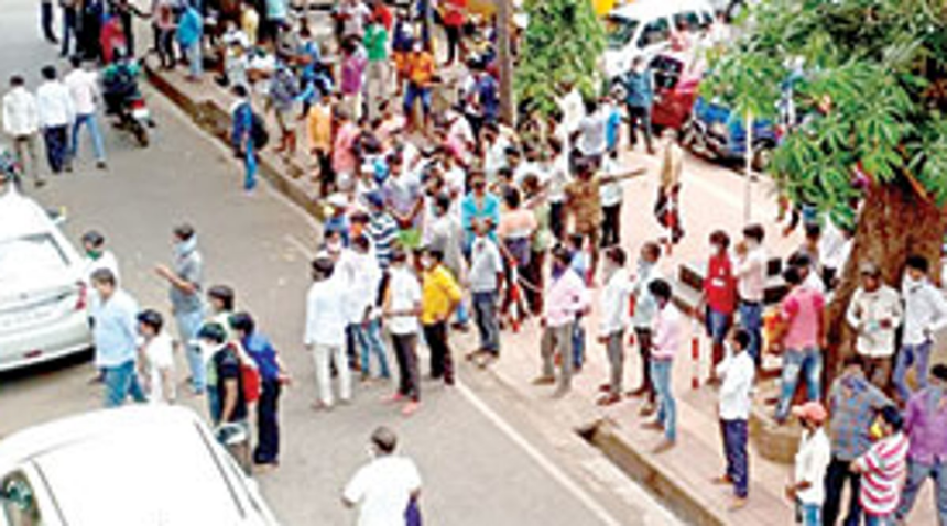 Shack owners urge Govt to help stranded migrants to go home