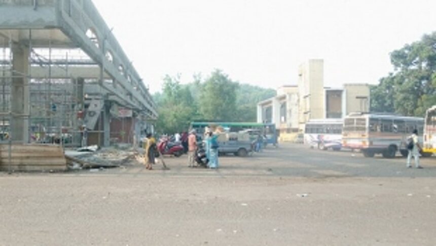 Shed work at Ponda’s bus stand delayed, commuters forced to face the heat