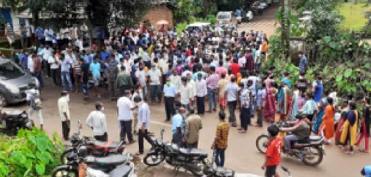 Shel Melauli villagers stage protest, chant slogans against Guleli Panchayat