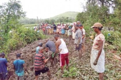 Shiroda farmers make frantic efforts to repair damaged bandh