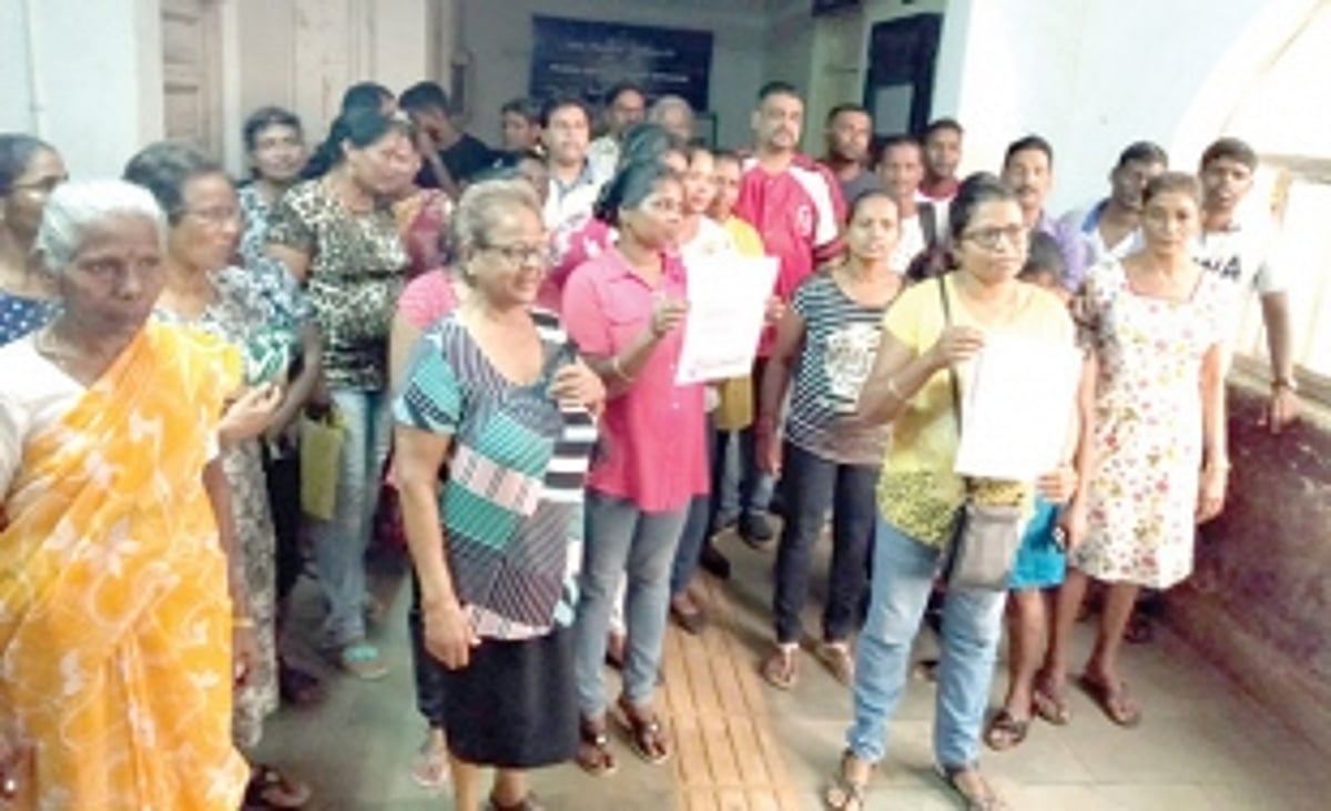 Shiroda villagers confront BDO staff over CZMP