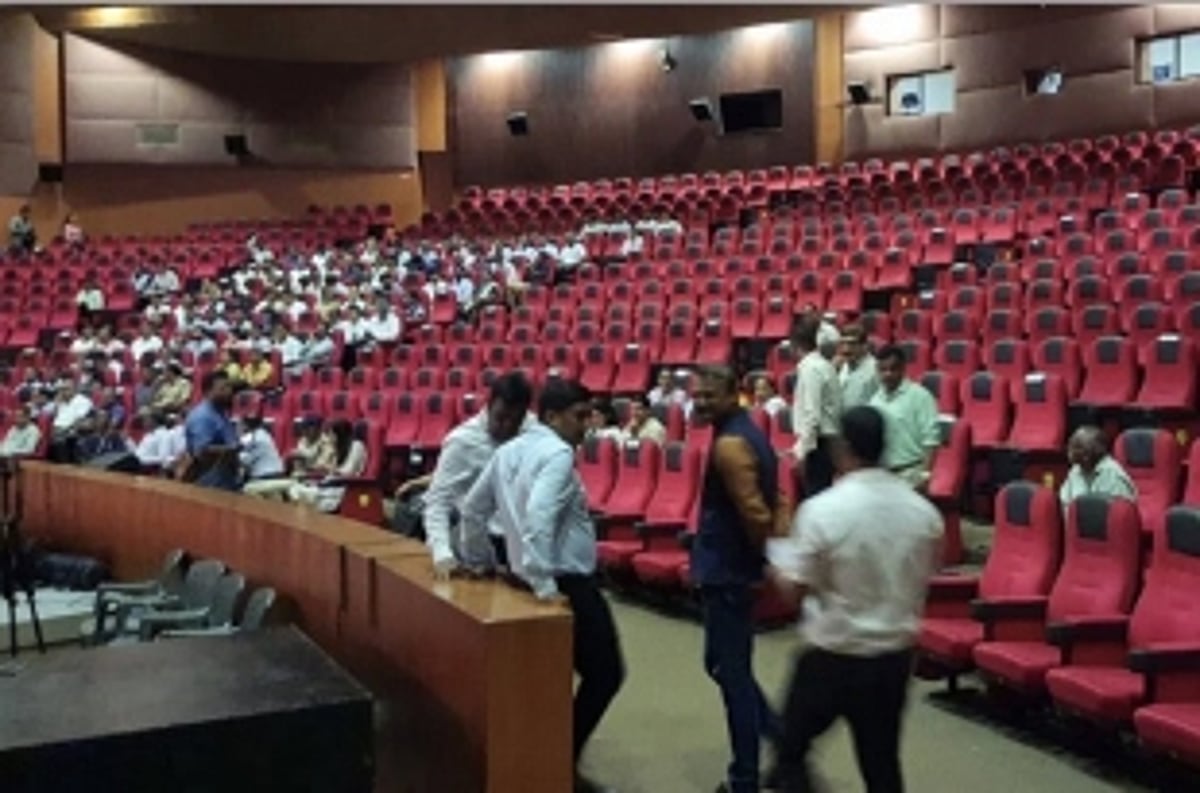 Shirodkar, Shetye left red-faced as only a few attend Janata Darbar at Sankhali