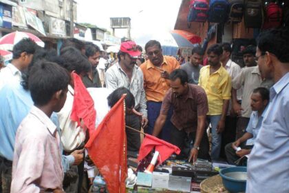Shiv Sena members direct non-Goan vendors to vacate the area.