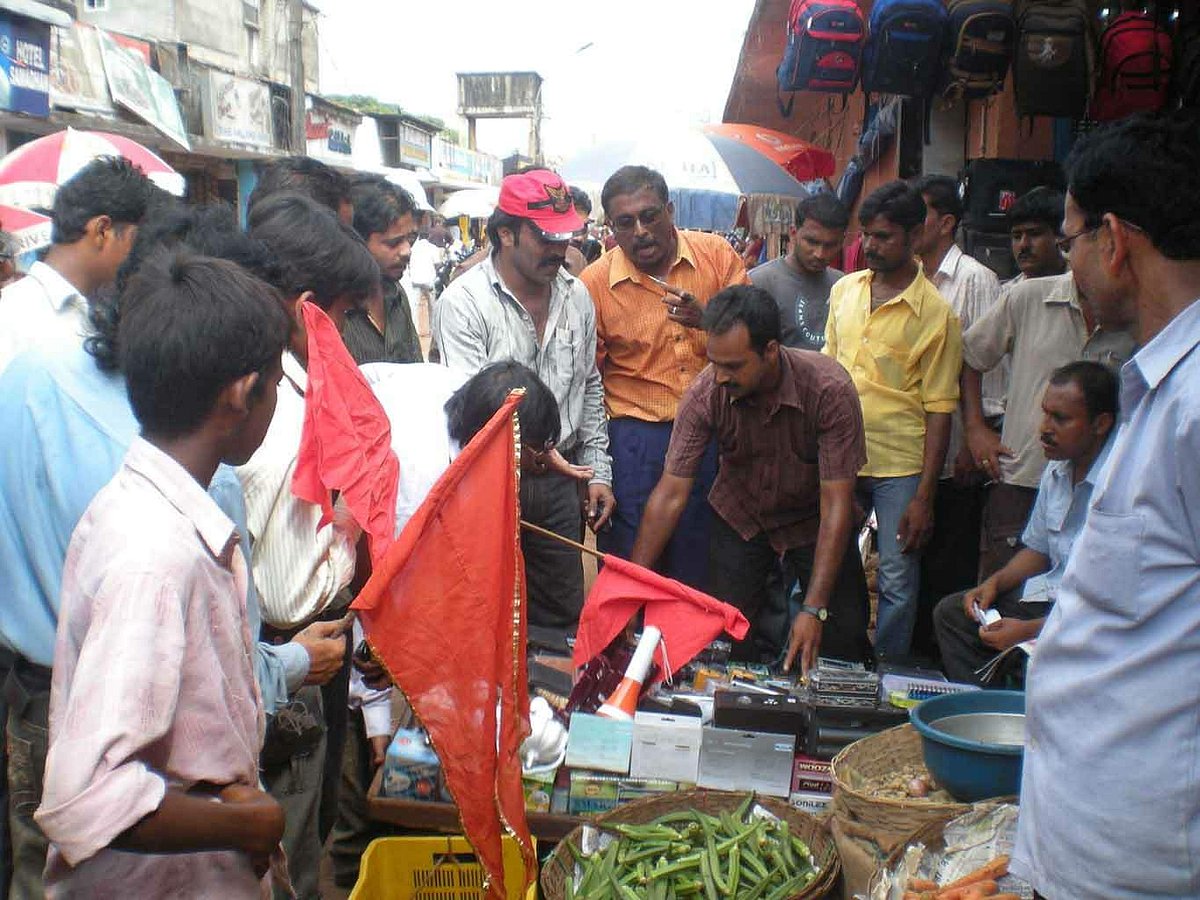 Shiv Sena members direct non-Goan vendors to vacate the area.