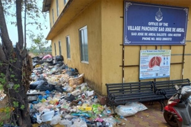 Shock in São José de Areal over garbage piling up at village panchayat office
