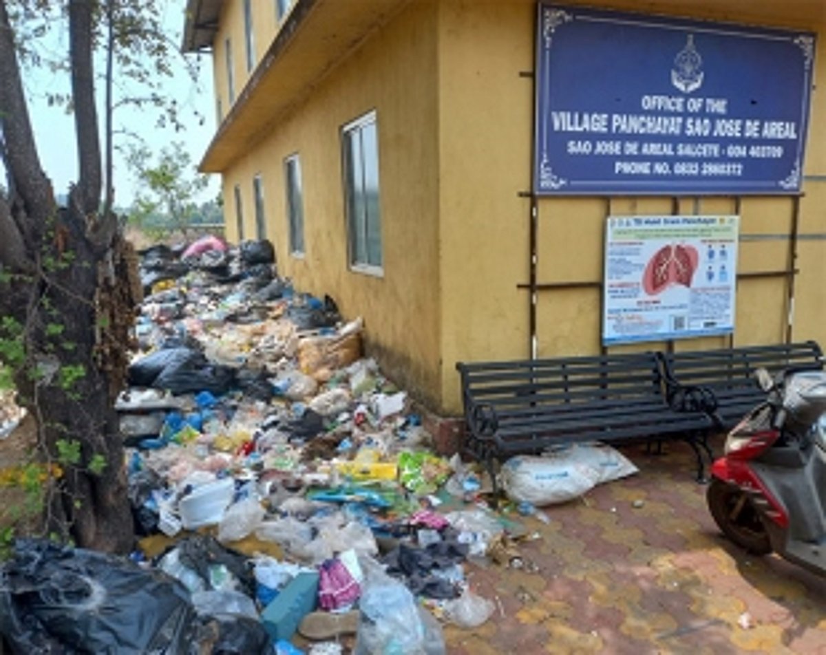 Shock in São José de Areal over garbage piling up at village panchayat office