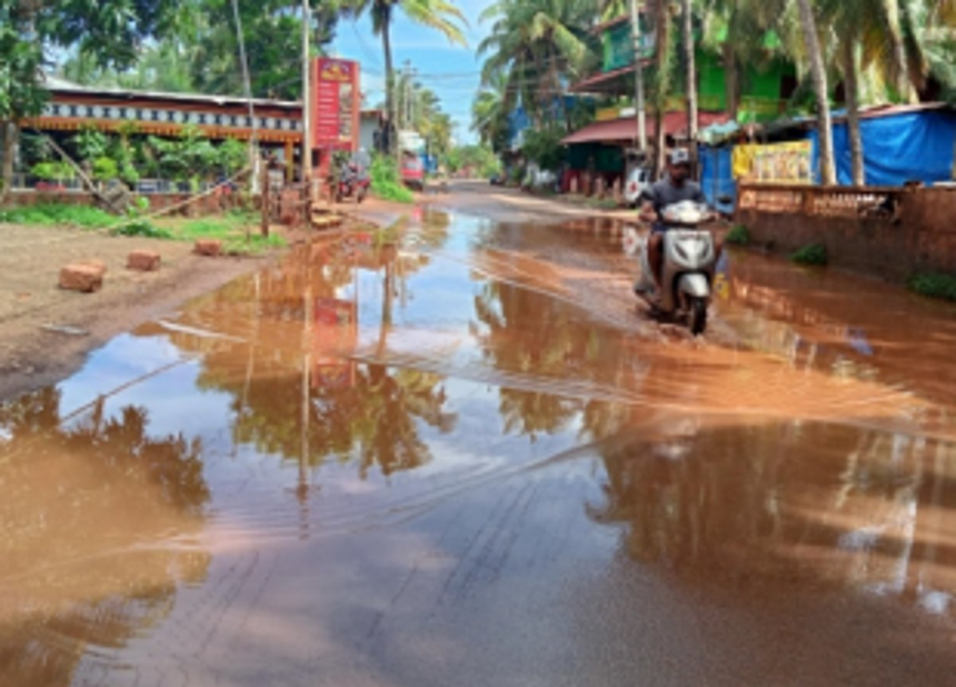 Shoddy road work, failure to repair drains leave Morjim roads flooded 1 Shoddy road work, failure to repair drains leave Morjim roads flooded