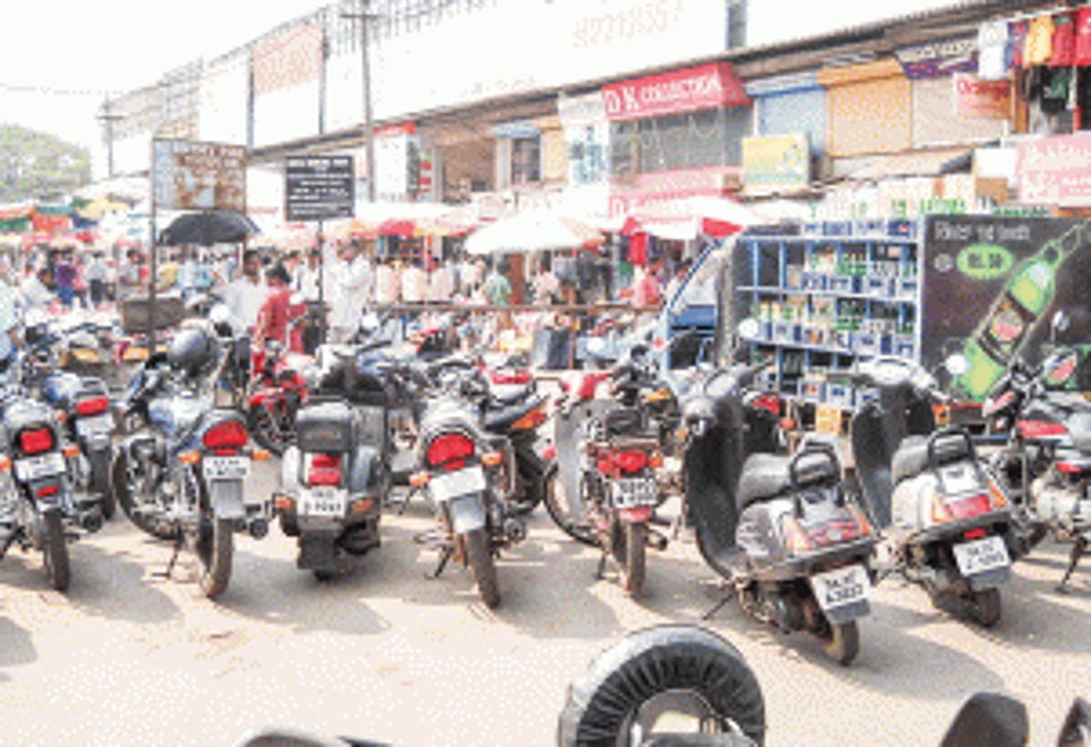 Shortage of parking space causing traffic congestion in Ponda