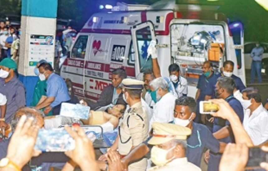 Shripad injured, wife dies in accident in Karnataka